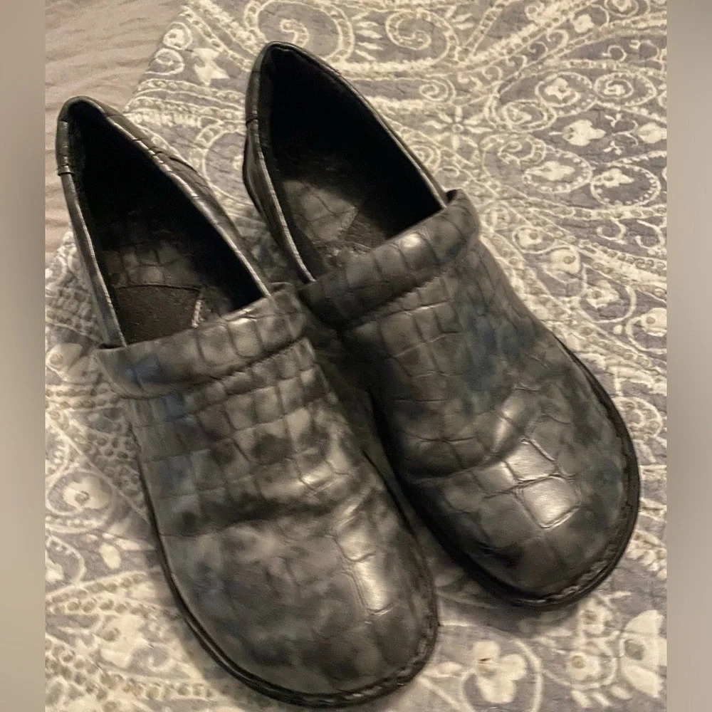 Boc clogs alligator pattern silver color size 9.5 or 41 nurse dental wear